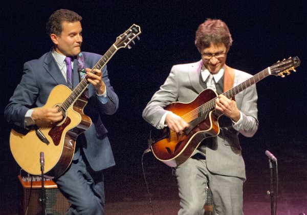 2013, Gutares à St Médard en Jalles : Franck VIGNOLA, Vinny RAMIOLO et Tommy EMMANUEL